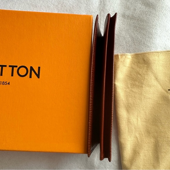 Louis Vuitton Epi Wallet Unisex - Picture 12 of 15